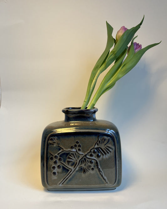 Sjælden Bing og Grøndahl vase i grå nuancer og motiver - nr. 1008