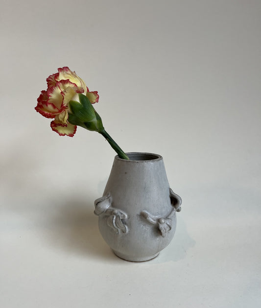 Smuk stentøjsvase i grå nuancer med dekorativ blomster udsmykning, design af Arne Bang - nr. 1002