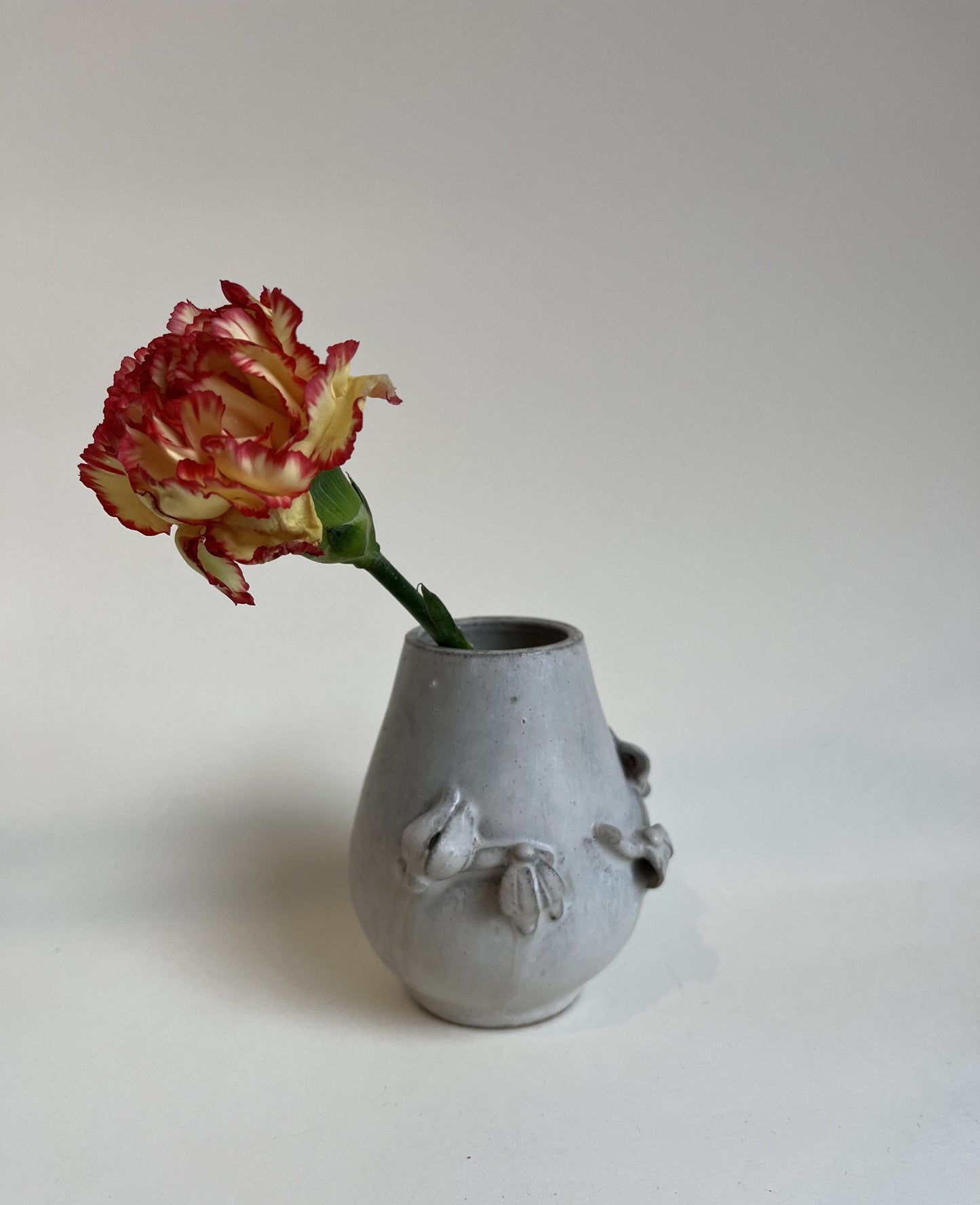 Beautiful stoneware vase in shades of gray with decorative floral decoration, design by Arne Bang - no. 1002