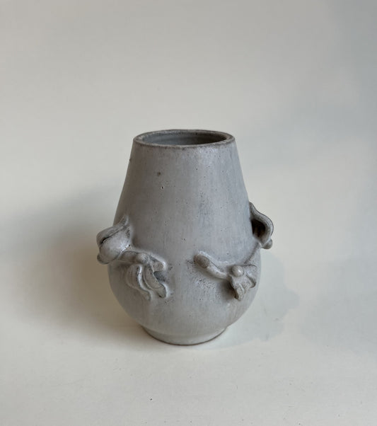 Smuk stentøjsvase i grå nuancer med dekorativ blomster udsmykning, design af Arne Bang - nr. 1002