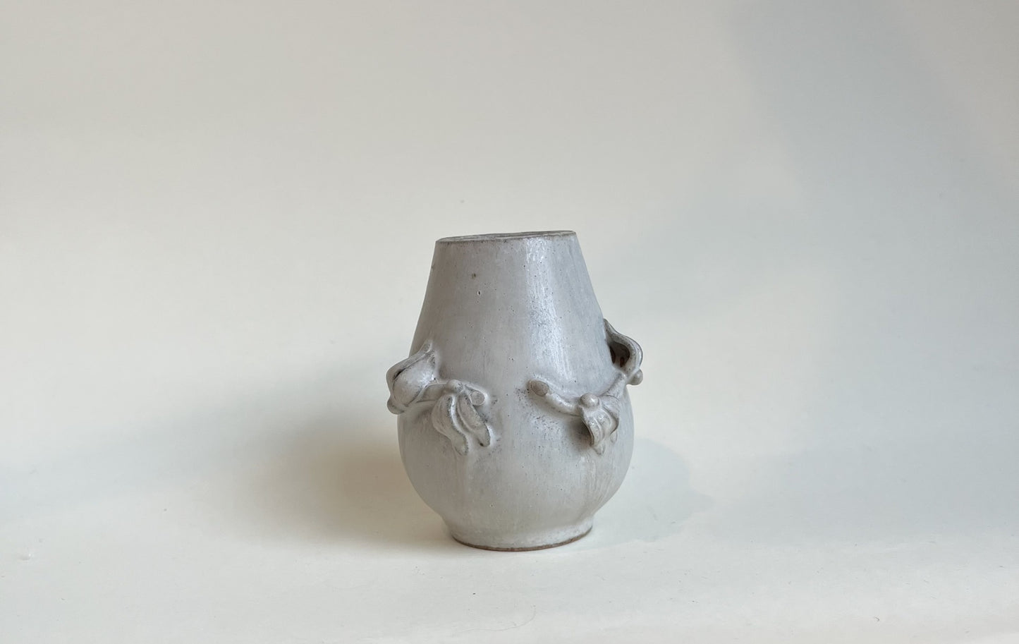 Beautiful stoneware vase in shades of gray with decorative floral decoration, design by Arne Bang - no. 1002