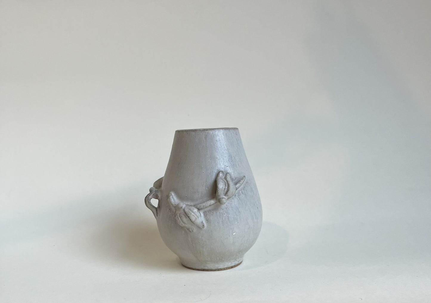 Beautiful stoneware vase in shades of gray with decorative floral decoration, design by Arne Bang - no. 1002