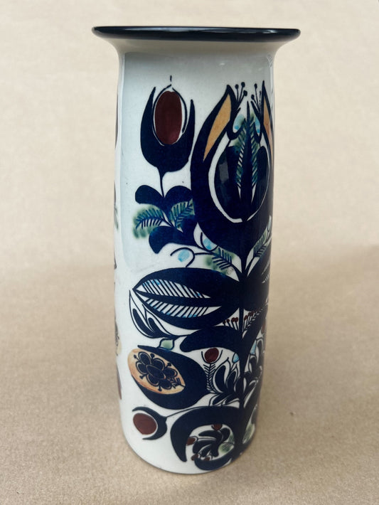 Elegant Royal Copenhagen vase designed by Berte Jessen – a piece of Danish design history - no. 0018
